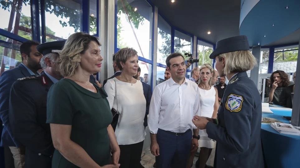 Στα κομάντο της ΕΛ.ΑΣ. ο Τσίπρας: Το ξίφος και το κοπλιμέντο σε Γεροβασίλη – Παπακώστα (βίντεο)